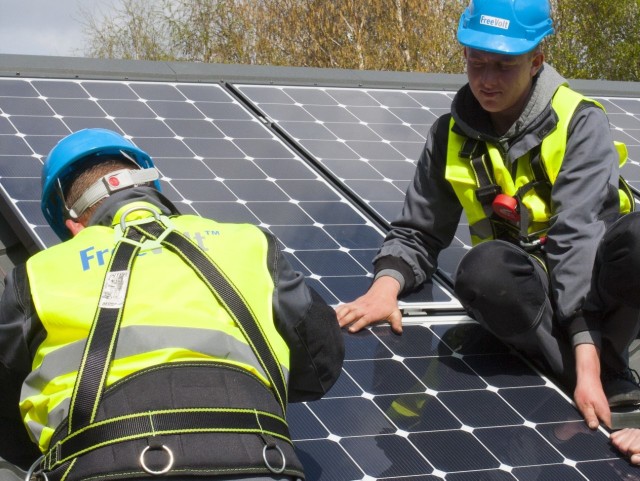 Eksperci odradzają samodzielny montaż paneli i komponentów elektrowni słonecznych. Lepiej zostawić to fachowcom.