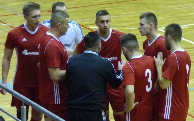 Piłkarze buskiego Maxfarbeksu, prowadzeni przez trenera Wiesława Francuza, wygrali pierwszy domowy mecz w drugiej lidze futsalu.
