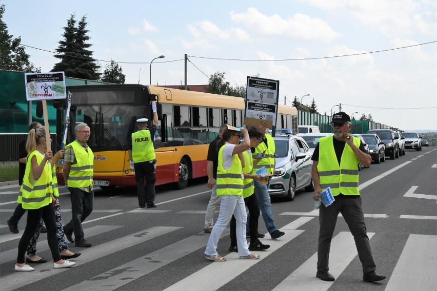 Pracownicy Inspekcji Weterynaryjnej protestowali w Kielcach. Blokowali ulicę Ściegiennego, to droga krajowa 73 (WIDEO, ZDJĘCIA)