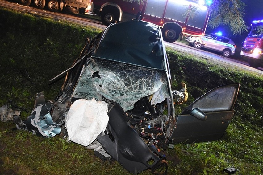 Powiat bialski: Młody kierowca audi uderzył w ciężarówkę. Miał prawie 2 promile alkoholu 