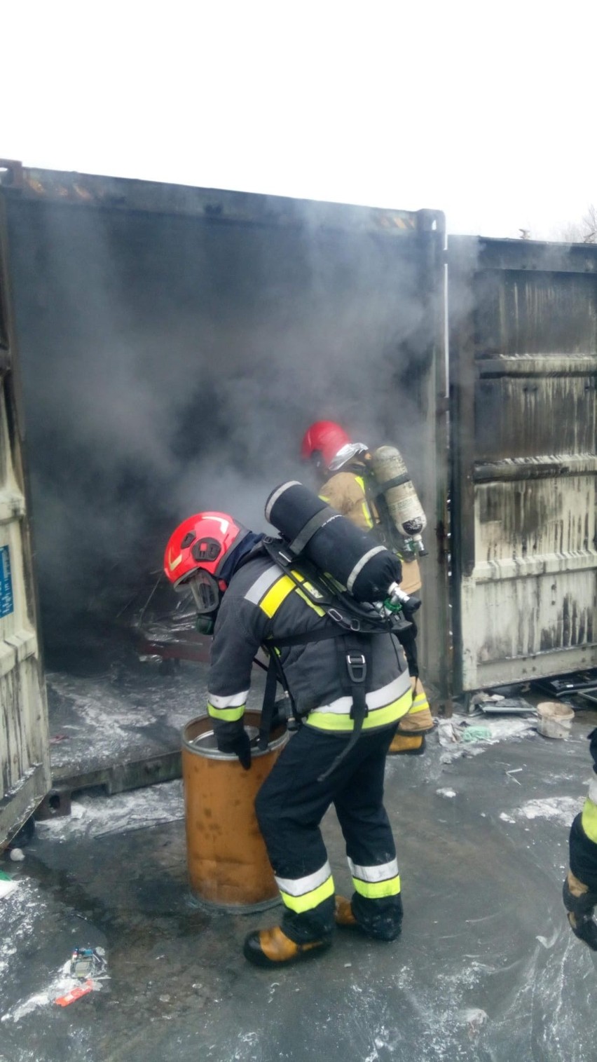 Ogień na terenie firmy recyklingowej w Micigoździe. W akcji siedem zastępów straży pożarnej