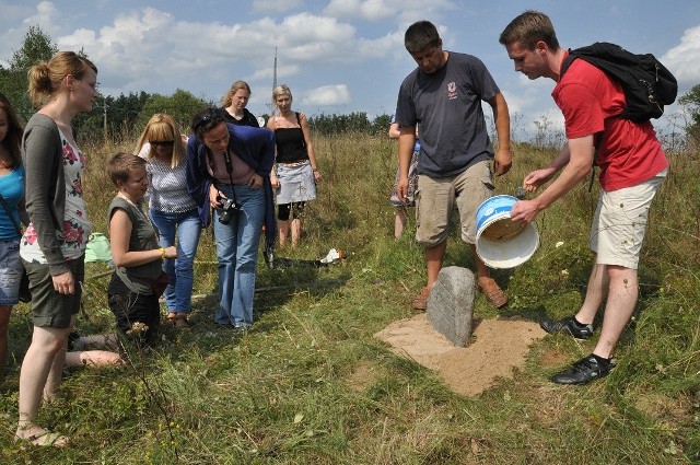 Wolontariusze z zagranicy na orlańskim kirkucie umieścili symboliczną macewę znalezioną na jednej z posesji