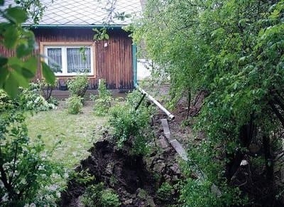 Woda z potoku Bogusławka spowodowała osuwanie się skarp w Zakrzowie. Na razie nie wiadomo, czy będą pieniądze na prace melioracyjne przy tej rzeczce Fot. archiwum UMiG Niepołomice
