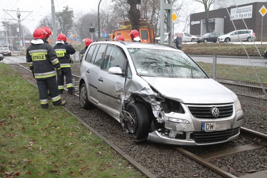 Wypadek na Osobowickiej. Kobieta w ciąży w szpitalu