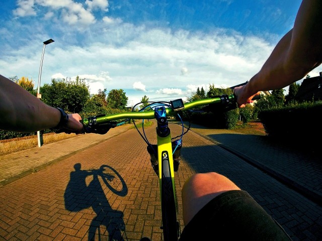 Sezon rowerowy rozpoczęty. Na ścieżkach rowerowych, zwłaszcza w ostatni ciepły weekend zaroiło się od rowerzystów. We Wrocławiu od dwóch tygodni można wypożyczać także rowery miejskie Skorzystało z nich już 15 tysięcy wrocławian. Warto jednak pamiętać, że jeżdżąc po mieście podlegamy przepisom o ruchu drogowym. Za ich złamanie nie dostaniemy punktów karnych, ale możemy słono zapłacić.Kiedy możemy jechać rowerem po chodniku, a za co grozi mandat? Zobacz na kolejnych stronach posługując się klawiszami strzałek na klawiaturze lub myszką.