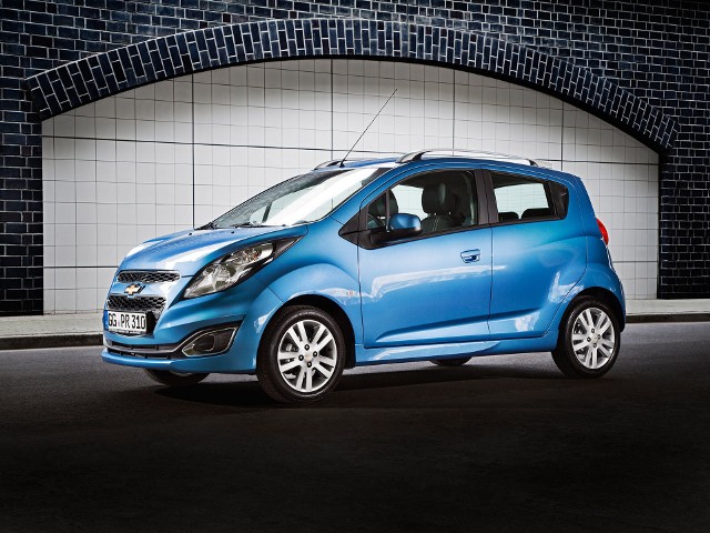 Top 5 sprzedaży nowych samochodów segmentu mini kupionych przez osoby prywatne i klientów biznesowych w 2013 roku.1. Chevrolet SparkIlość sprzedanych egzemplarzy: 2 251Średnia cena sprzedaży: 34 244 zł Fot. Chevrolet