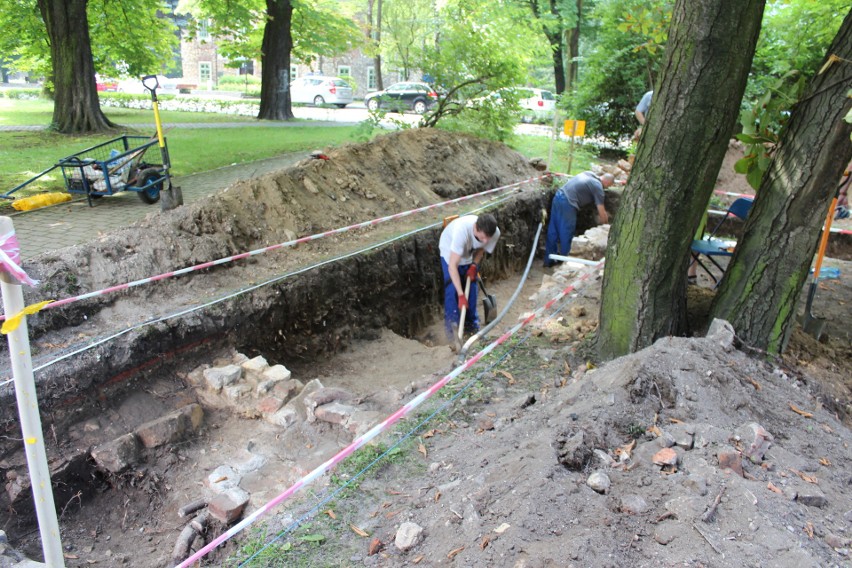 Chrzanów. Archeolodzy blisko przełomowego odkrycia, odkopano mur. To fragment dawnego zamku? 