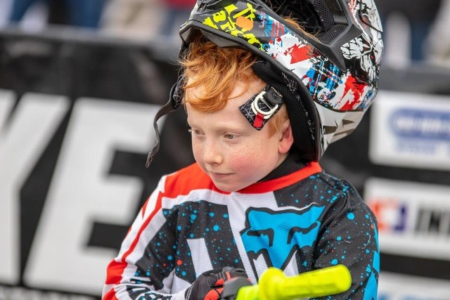 Maksymilian Pawełczak zajął 2. miejsce w 4-rundowym cyklu BUD-REM-STAL Pit Bike Cup, który odbył się na torze w Głażewie. Miniżużlowiec Bydgoskiego Towarzystwa Żużlowego miał tyle samo punktów co zwycięzca, ale po odrzuceniu dwóch najsłabszych wyników musiał zadowolić się pozycją wicelidera. To drugi w tym roku duży sukces Maksa na pit bike'ach. Miesiąc temu Pawełczak wygrał pierwszą w historii edycję Pucharu Polski w klasie Stock 90. Gratulacje!ZOBACZ ZDJĘCIA ZE ZMAGAŃ NA TORZE W GŁAŻEWIE >>> 