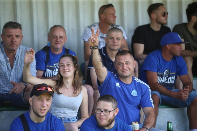 Kibice Ruchu Chorzów na stadionie w Mikołowie świętowali wygraną rezerwowej drużyny Niebieskich i jej awans do ligi okręgowejZobacz kolejne zdjęcia. Przesuwaj zdjęcia w prawo - naciśnij strzałkę lub przycisk NASTĘPNE