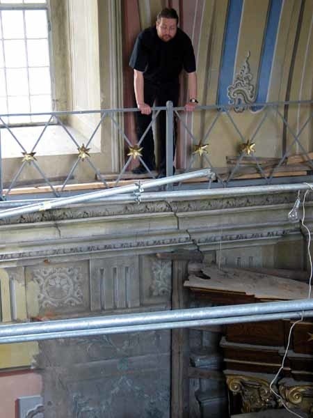 Kustosz kalwaryjskiego sanktuarium, gwardian klasztoru oo. franciszkanów o. Paweł Solecki, zaprezentował nam odsłonięte ślady polichromii na wysokości II piętra.