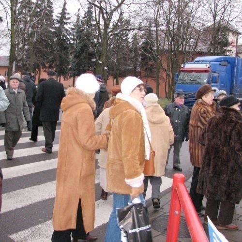 Przez dwie godziny augustowianie chodzili po pasach, obok...