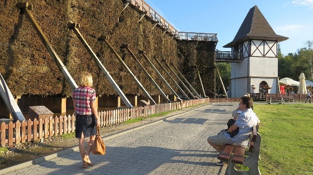 Najbardziej rozpoznawalny w ostatnich latach symbol Inowrocławia - tężnie solankowe w Parku Zdrojowym