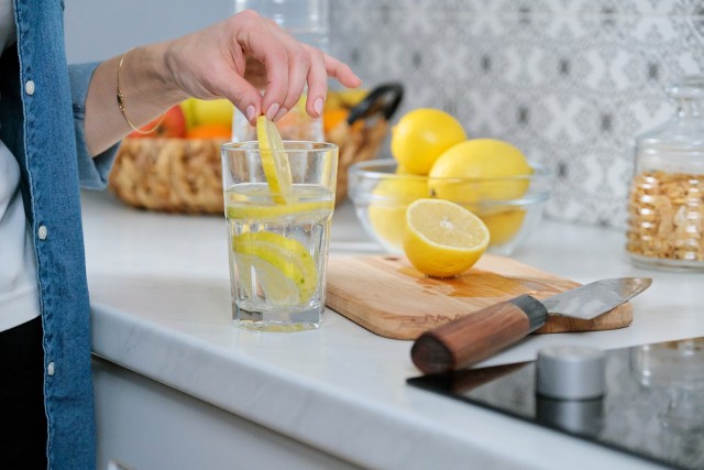 Kiedy pić wodę z cytryną? Jakich efektów po regularnym spożywaniu tego napoju można się spodziewać? Poznaj mity i fakty na temat picia wody z cytryną.