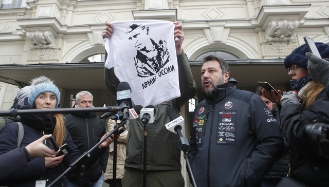 Matteo Salvini, włoski przyjaciel Władimira Putina nie spodziewał się tak chłodnego przyjęcia w Przemyślu. Od prezydenta miasta otrzymał koszulkę z takim samym wzorem jak ta, w jakiej spacerował po placu Czerwonym w Moskwie. napis na koszulce: armia Rosji.