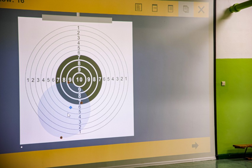 Uczniowie z Beska uczą się strzelać z broni laserowej. Umożliwia to wirtualna strzelnica [ZDJĘCIA, WIDEO]