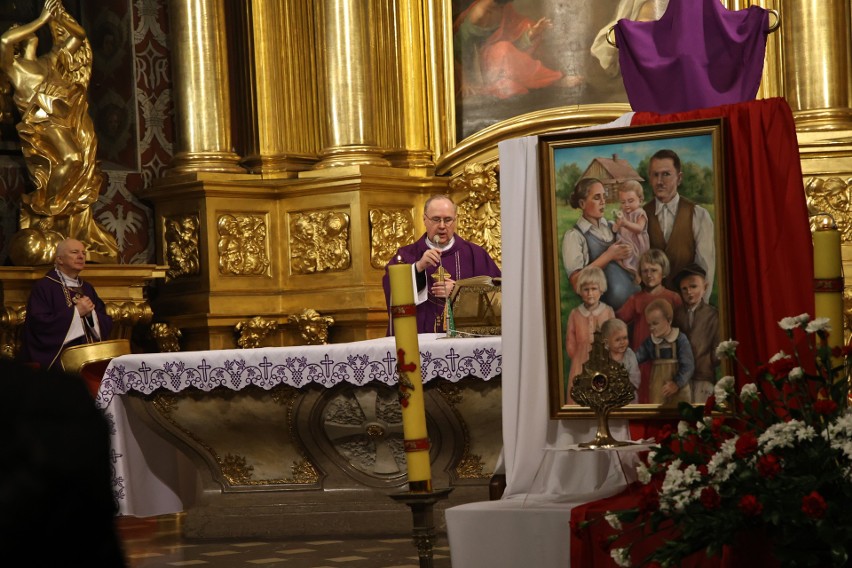 Rozpoczęła się peregrynacja relikwii błogosławionej Rodziny Ulmów w diecezji kieleckiej. W sobotę było modlitewne czuwanie w katedrze