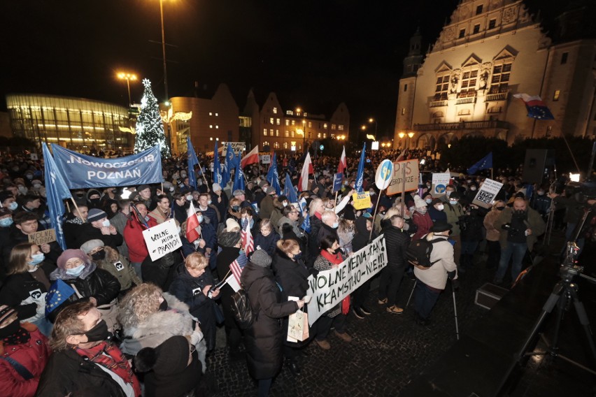 Przeciwko przyjęciu lex TVN protestował w Poznaniu tłum...