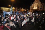 Poznań: Protest na placu Mickiewicza przeciwko przeforsowaniu przez Sejm tzw. lex TVN