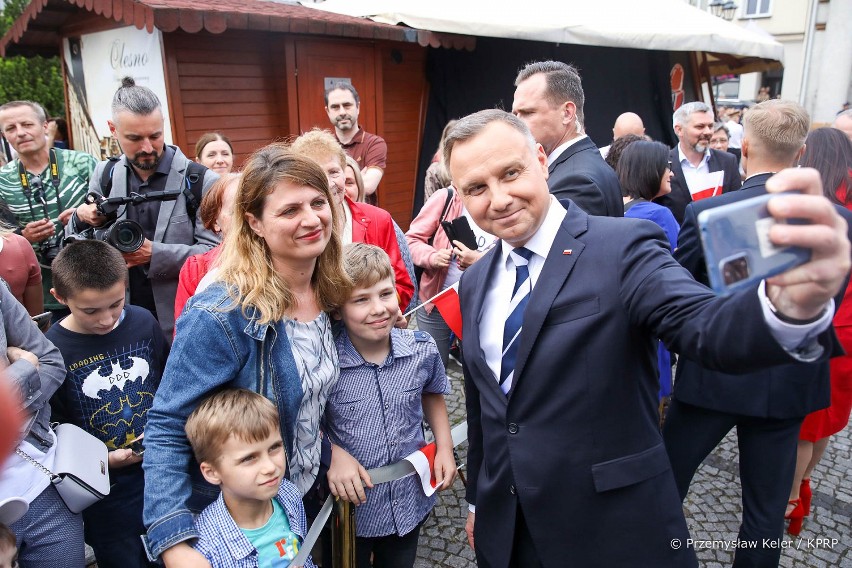 Prezydent Andrzej Duda spotkał się z mieszkańcami Olesna. To pierwsze tego typu wydarzenie po dwóch latach pandemii