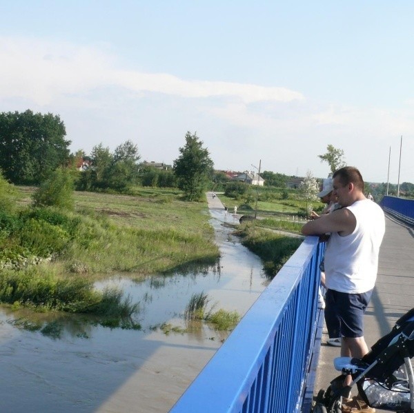 Sobota, godzina 17. Mielczanie spokojnie obserwują rzekę płynącą już swoim korytem. Zagrożenie minęło.