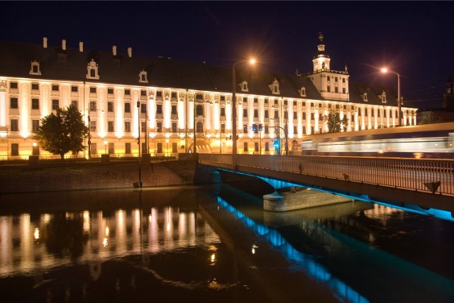 Kto zostanie nowym rektorem Uniwersytetu Wrocławskiego, największej dolnośląskiej uczelni? O fotel rywalizują już tylko trzy osoby. Do środy trzeba było podjąć ostateczną decyzję o kandydowaniu. Spośród 13 wstępnych kandydatów na dalszą rywalizację zdecydowały się tylko trzy osoby. W najbliższą środę (16 marca 2016) przedstawią swoje programy na specjalnym spotkaniu. Za dwa tygodnie ostateczne wybory. Sprawdźcie kto zdecydował się wystartować na rektora poruszając się po galerii z kandydatami przy pomocy strzałek na klawiaturze.