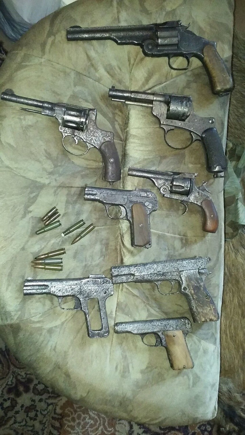 Nielegalny skład broni odkryty w gminie Daleszyce