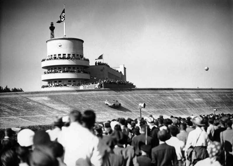 Rok 1937. Jedna ze "srebrnych strzał" Mercedesa na północnym...