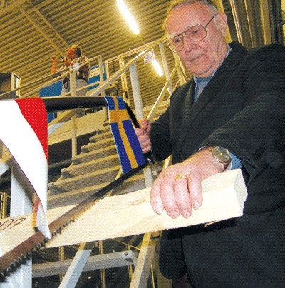 Właściciel IKEI Ingvard Kampard otwiera symbolicznie tartak w Wielbarku. Zamiast przeciąć wstęgę, przepiłował deskę