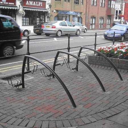 Marzeniem młodych zielonogórzan są takie miejsca parkingowe. Do takich poręczy można przypięcie ramę roweru, co utrudnia złodziejom kradzież.