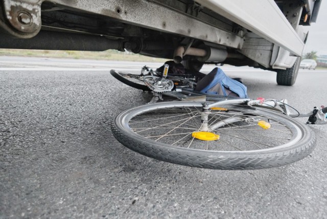 Śmiertelny wypadek w miejscowości Dobruchów koło Szadku. Zginęła rowerzystka potrącona przez tira.CZYTAJ DALEJ NA NASTĘPNYM SLAJDZIE