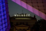 Neony w Poznaniu: "Wolność" zaświeciła nad placem Wolności [ZDJĘCIA]