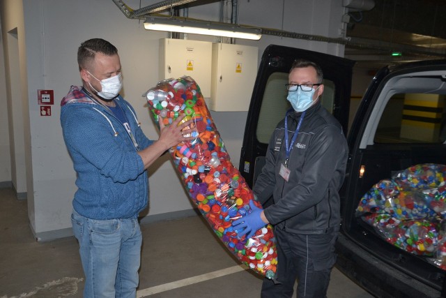 Funkcjonariusze oraz osadzeni Zakładu Karnego w Żytkowicach zebrali dużo plastikowych nakrętek dla Oliwiera.