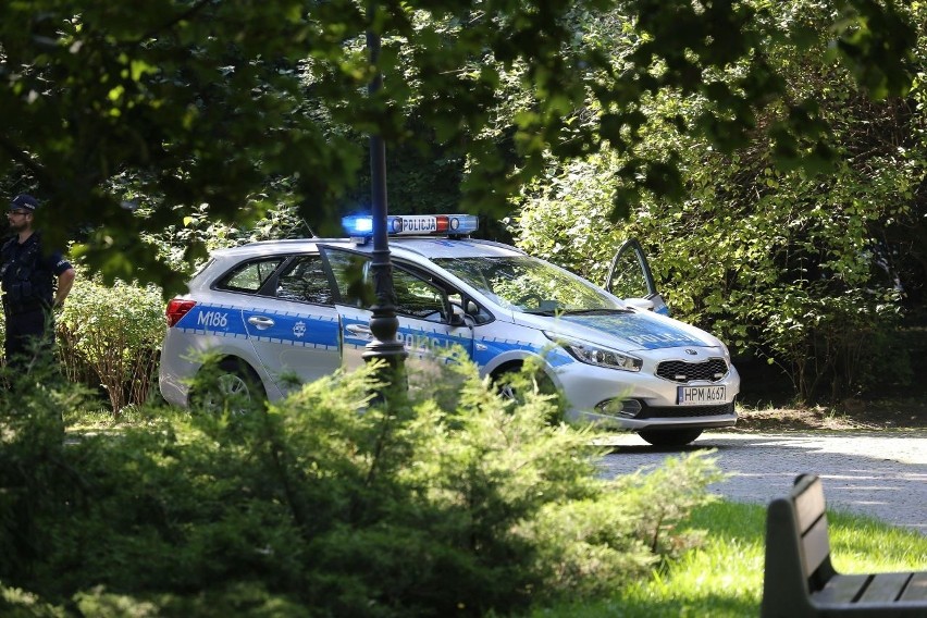 Białystok. W parku znaleziono zwłoki mężczyzny (zdjęcia)