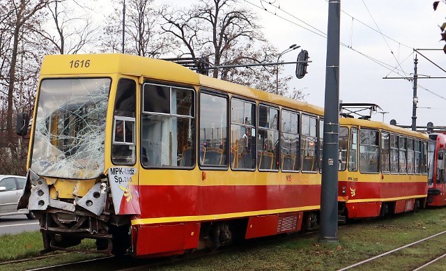 Przed godz. 6 na al. Mickiewicza przed al. Włókniarzy doszło do zderzenia dwóch tramwajów. Kierujący "dziesiątką" wjechał w tył "ósemki". Jedna osoba z urazem pleców została przewieziona do szpitala.