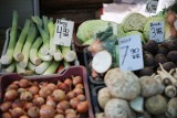 Aktualne ceny warzyw i owoców. Większość z importu, ale są też krajowe ziemniaki, cebula i jabłka. Ile zapłacimy za kilogram na targowisku?