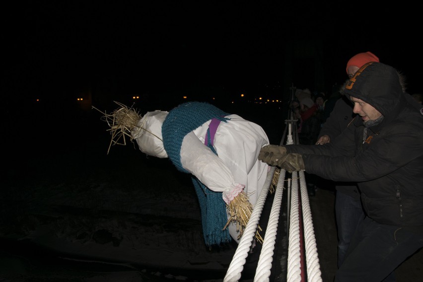 Nowy Sącz: mróz, śnieg, ale mamy wiosnę! Marzanna popłynęła!