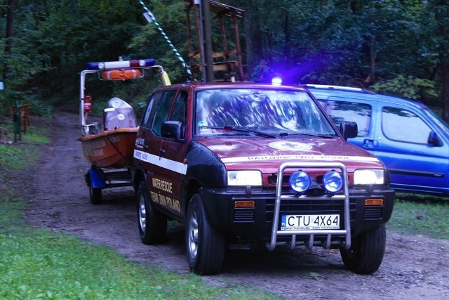 Przy pomocy łodzi motorowej służby ratunkowe wyłowiły ciało mężczyzny ze Śluzy Antoniewo.