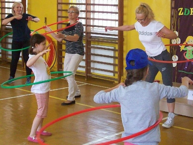 Kołem hula hoop kręciły dziewczynki reprezentujące poszczególne klasy. Były też reprezentantki nauczycieli: Renata Rokoszna i Marzena Remiszewska oraz Justyna Gil, mama jednej z uczennic.
