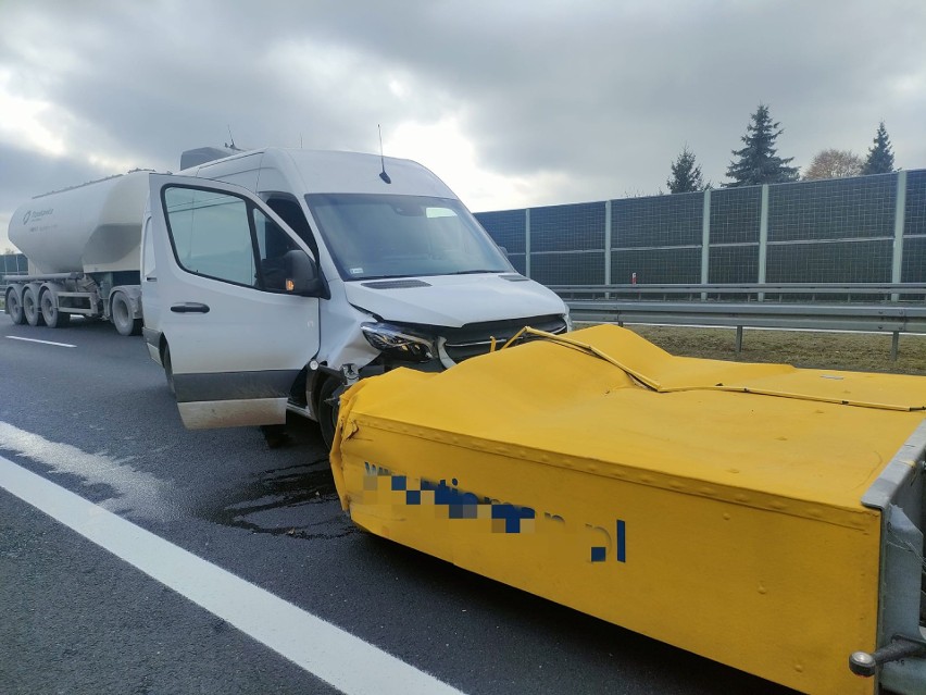 Na S7 w Kolonii Promna doszło do wypadku z udziałem busa i...