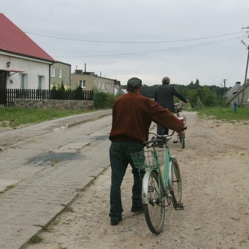 Sąsiedzi codziennie przechodzą obok domu Arlety. Nikt jednak tam nie wchodzi. - Teraz lepiej dać dziewczynie spokój. Może wszystko się jakoś ułoży - mówią.