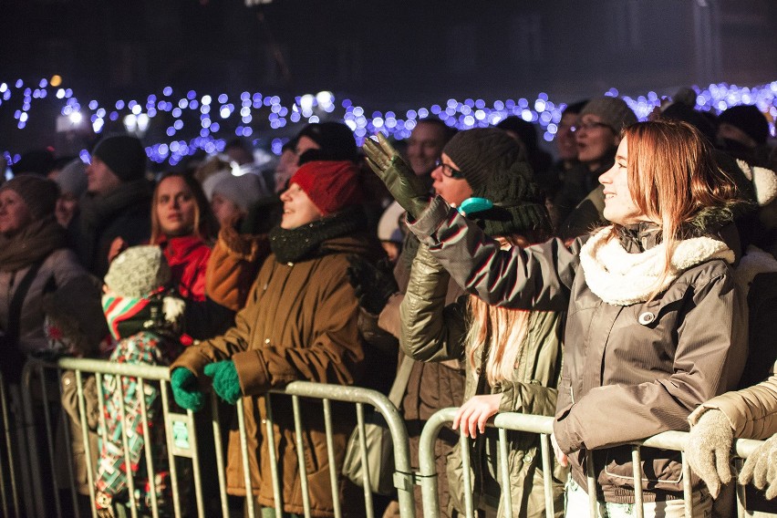 Sylwester w Sosnowcu: mieszkańcy bawili się przed Urzędem Miasta [ZDJĘCIA]