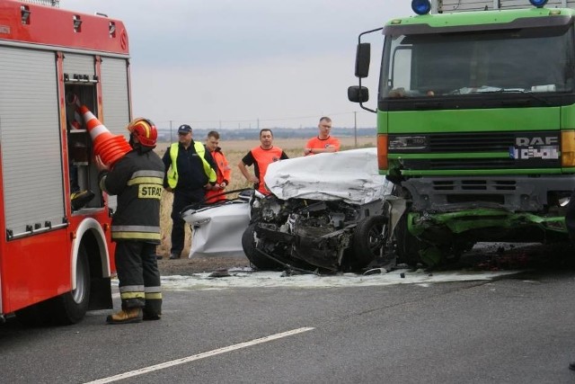 Kierowca osobówki poniósł śmierć na miejscu. 