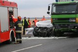 Kościelna Wieś koło Kalisza: Śmiertelny wypadek na drodze krajowej nr 12 - ciężarówka zderzyła się z osobówką [ZDJĘCIA]