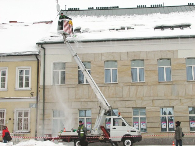 Wczoraj specjalna ekipa oczyszczała śnieg z dachu kamienicy przy ulicy Kościuszki &#8211; w centrum miasta