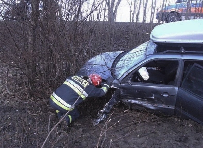 Ruska Wieś wypadek. Mężczyzna uwięziony w samochodzie po wypadku [FOTO]