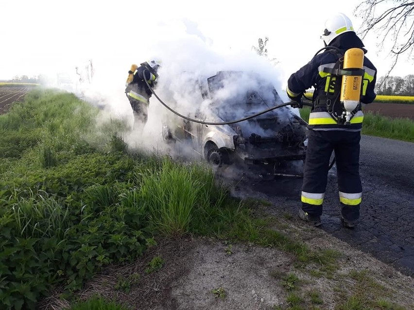 Strażacy pod Wrocławiem gasili płonący samochód [ZDJĘCIA]