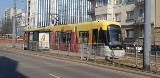 Kobieta w tramwaju zakażona koronawirusem? Pasażerowie uwięzieni w wagonie ZDJĘCIA