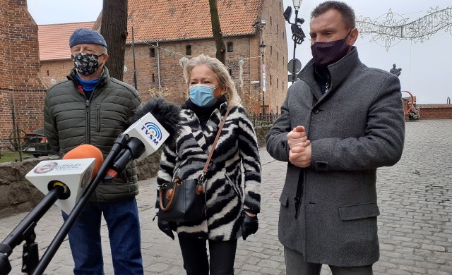 Radni Sojuszu Obywatelski Grudziądz: Grzegorz Miedzianowski (od lewej), Róża Lewandowska i Łukasz Kowarowski ubolewają nad tym, że służby Gminy Grudziądz zamiast rozmawiać w Grudziądzu o komunikacji gminnej, piszą donosy na władze Grudziądza.