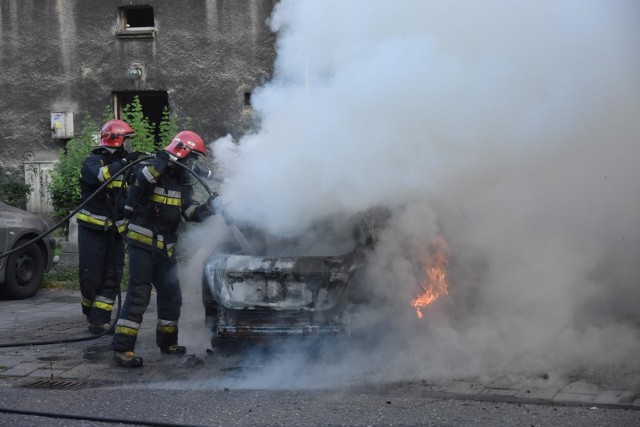 W Kostrzynie na ulicy Krajowej w płomieniach stanął samochód.
