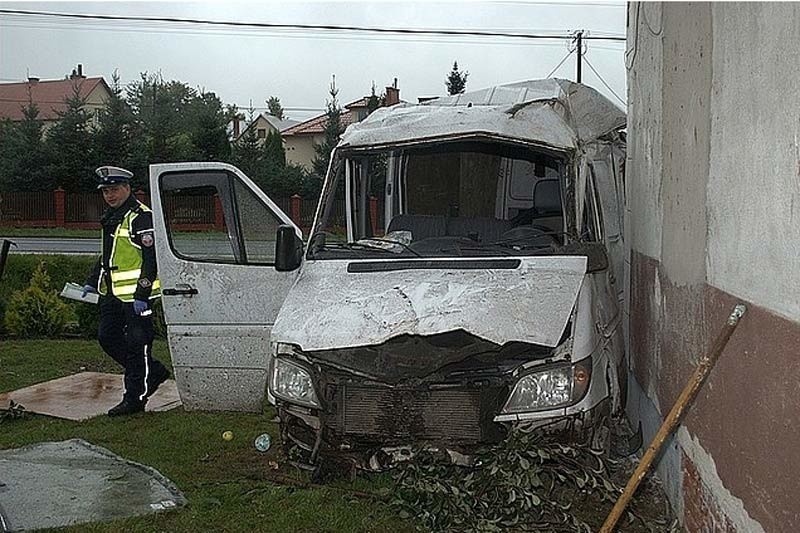 Wypadek w Hadykówce. Bus uderzył w dom [ZDJĘCIA]